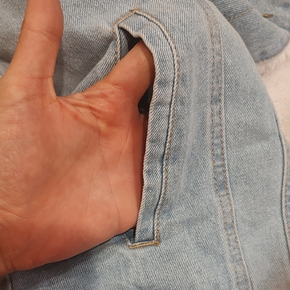 Classic Light Blue Denim Jacket with Sherpa Lining - Picture 4 of 7